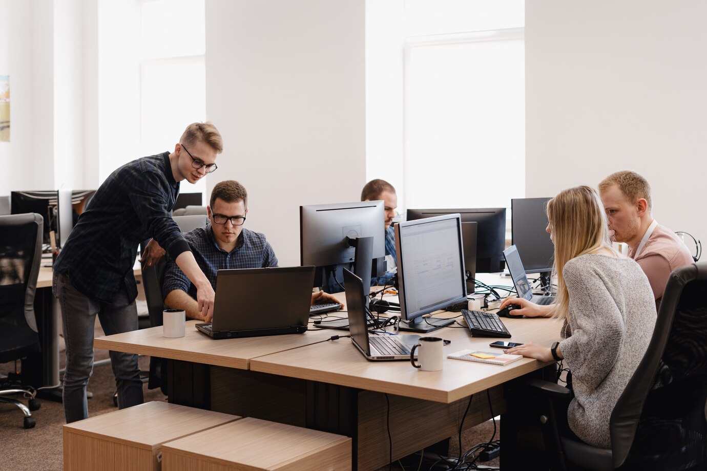 group-young-business-people-working-office_158595-5210